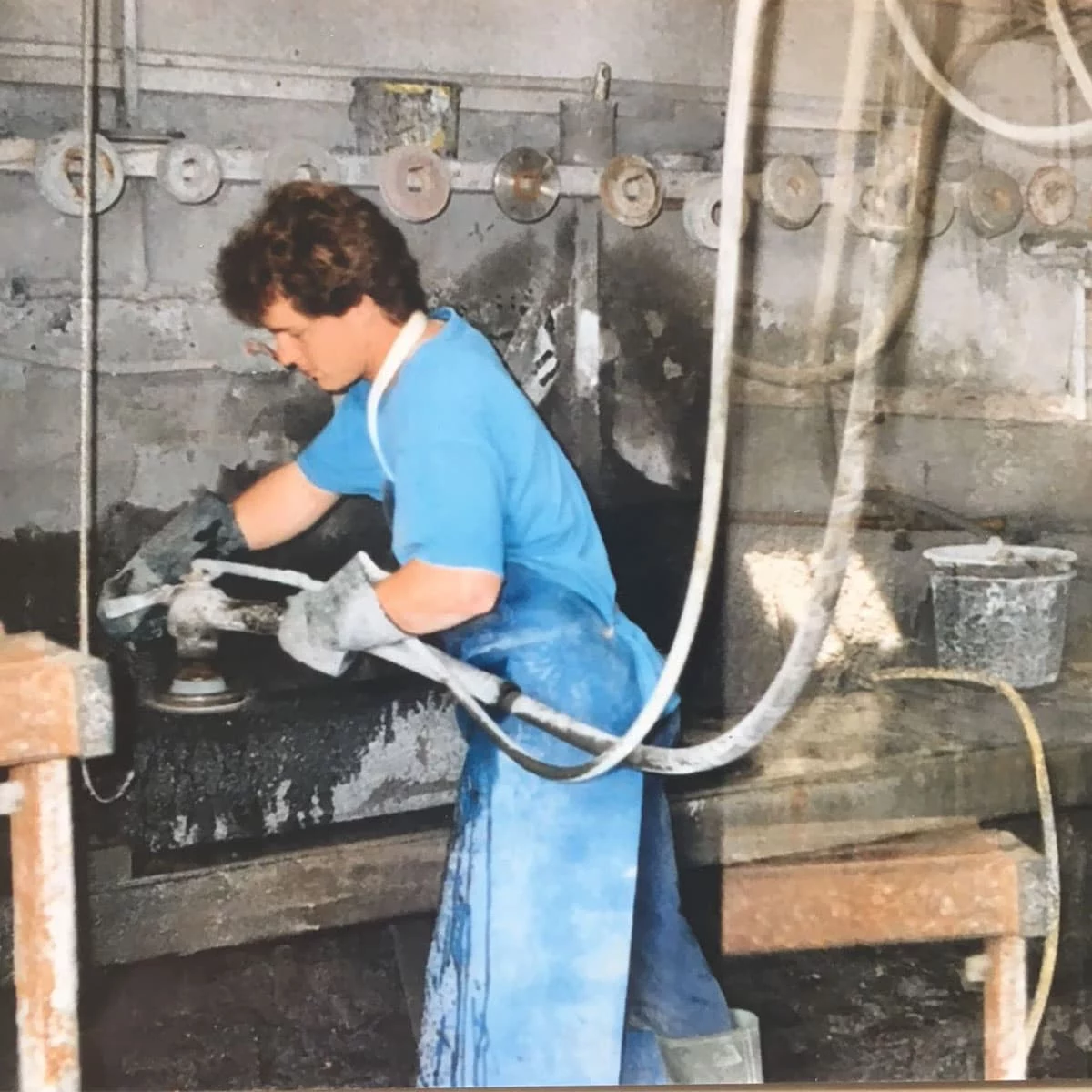 Ton Tetteroo aan het werk in een productieomgeving in de betonsector